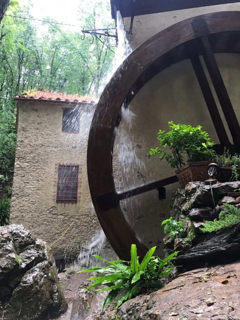 Cascata naturale nel parco dell'antico mulino