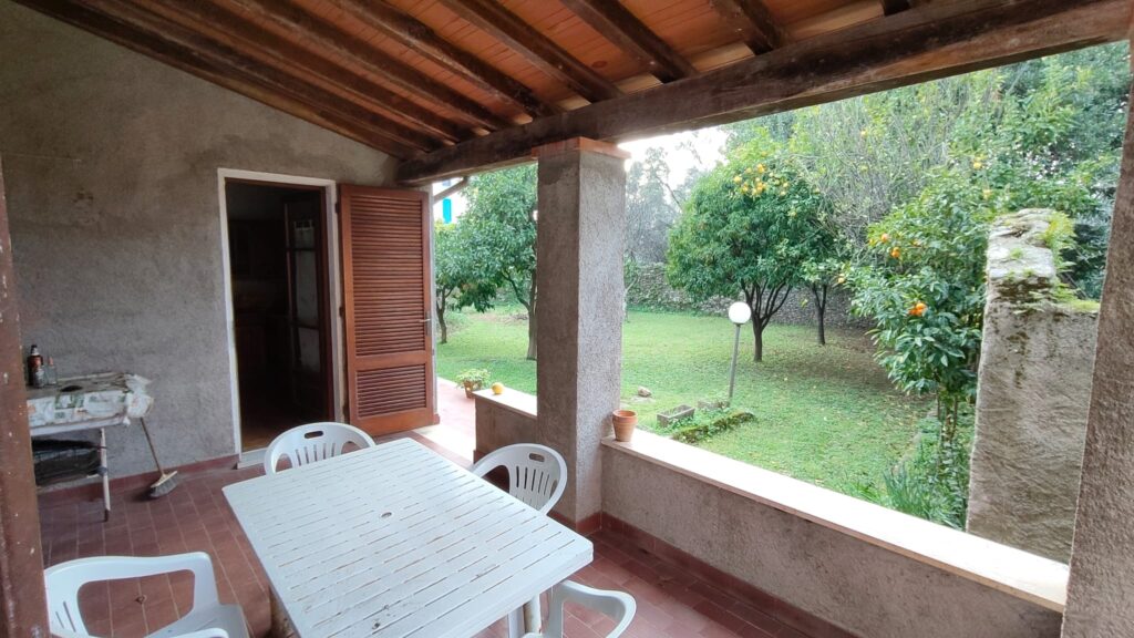 Casale in pietra circondato dal verde