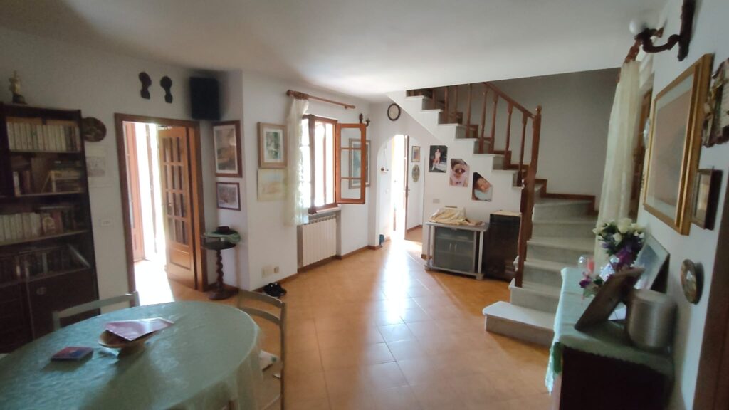 Facciata del casale storico in pietra