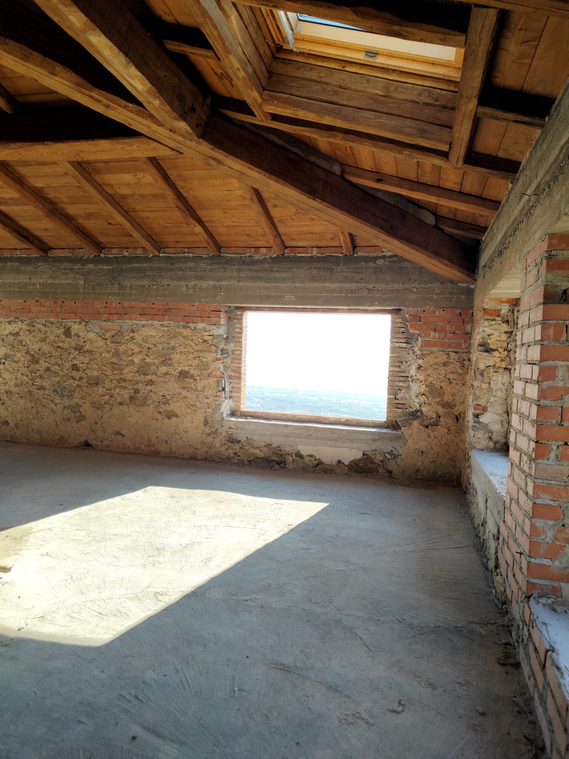 Podere Le Querce a Massarosa, interno del rustico in fase di ristrutturazione